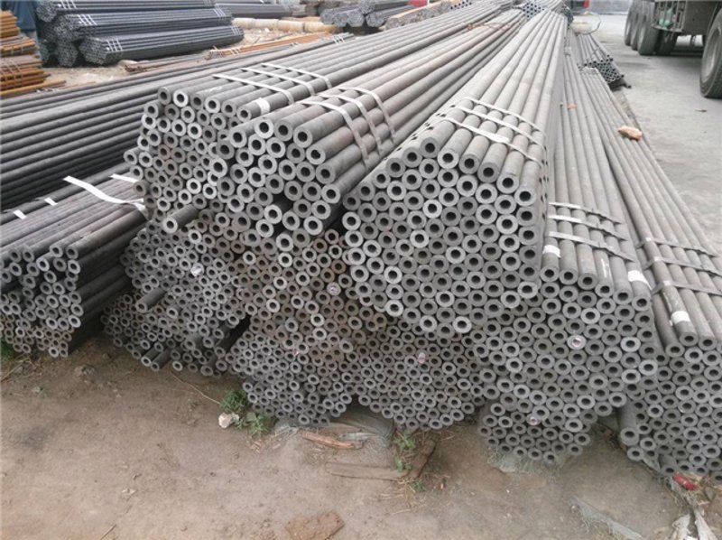 在金属材料工程领域,选择合适的金属材料至关重要。本文将通过具体案例分析,探讨不锈钢板与合金钢管的应用场景及其优缺点。